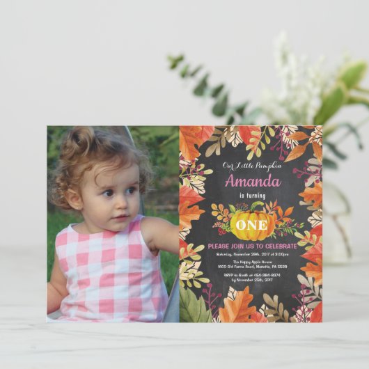 Girl Pumpkin Fall Birthday Einladung (Stehend Vorderseite)