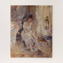 Girl Putting auf ihre Strümpfe (von Berthe Morisot