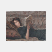 Girl Reading a Book (Reclining on a Divan) Fleecedecke (Vorderseite (Horizontal))