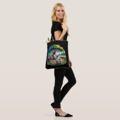 Girl Reading unter einem Baum umgeben von Blume Tasche (Am Model)