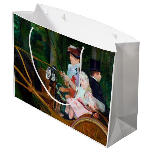 Girl Riding a Carriage, Mary Cassatt Große Geschenktüte (Rückseite Schrägansicht)