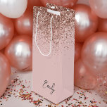 Girl Rose Gold Blush Pink Glitzer Monogram Geschenktüte Für Weinflaschen<br><div class="desc">Girly Rose Gold - Blush Pink Sparkle Glitzer Script Monogram Name Geschenktasche. Das macht den perfekten 16 Geburtstag,  Hochzeit,  Brautparty,  Jubiläum,  Babydusche oder Junggeselinnen-Abschied Geschenktasche für jemanden,  der Lieben glamourösen Luxus und schicke Stile.</div>