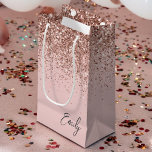 Girl Rose Gold Blush Pink Glitzer Monogram Kleine Geschenktüte<br><div class="desc">Girly Rose Gold - Rosa Glitzer Script Monogram Name Geschenktasche. Das macht den perfekten 16 Geburtstag,  Hochzeit,  Brautparty,  Jubiläum,  Babydusche oder Junggeselinnen-Abschied Geschenktasche für jemanden,  der Lieben glamourösen Luxus und schicke Stile.</div>