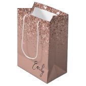 Girl Rose Gold Blush Pink Glitzer Monogram Mittlere Geschenktüte (Vorderseite Schrägansicht)