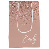 Girl Rose Gold Blush Pink Glitzer Monogram Mittlere Geschenktüte (Rückseite)