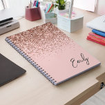 Girl Rose Gold Blush Pink Glitzer Monogram Notizblock<br><div class="desc">Rose Gold - Blush Pink Sparkle Glitzer Script Monogram Name Spiral Notebook Planner. Das macht den perfekten 16 Geburtstag,  Hochzeit,  Brautparty,  Jubiläum,  Babydusche oder Junggeselinnen-Abschied Geschenk für jemanden,  der Lieben glamourösen Luxus und schicke Stile.</div>