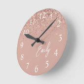 Girl Rose Gold Blush Pink Glitzer Monogram Runde Wanduhr (Winkel)