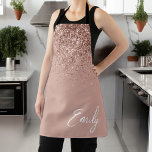 Girl Rose Gold Blush Pink Glitzer Monogram Schürze<br><div class="desc">Girly Rose Gold - Blush Pink Sparkle Glitzer Pinselmetall Monogram Name Schürze. Das macht den perfekten 16 Geburtstag,  Hochzeit,  Brautparty,  Jubiläum,  Babydusche oder Junggeselinnen-Abschied Geschenk für jemanden,  der Lieben glamourösen Luxus und schicke Stile.</div>