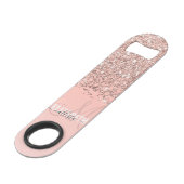 Girl Rose Gold Confetti Rosa Farbenmonogramm Speed Flaschenöffner (Vorderseite Schrägansicht)