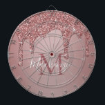 Girl Rose Gold Dripping Glitzer Monogram Dartscheibe<br><div class="desc">Girly Rose Gold Sparkle Glitzer Tropfen Monogram Dart Board mit Mode Imitats rot Rosa/Rose Gold Glitzer Tropfen auf einem schicken Hintergrund mit Ihrem eigenen Monogramm und Namen. Ideal für alle, die den luxuriösen glamourösen Lebensstil Lieben. Perfekt für Ihre luxuriöse Ästhetik! Sie tauchen in Luxus ein - zeigen Sie es! Bitte...</div>