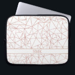 Girl Rose Gold Foil Dreieckiges geometrisches Mono Laptopschutzhülle<br><div class="desc">Girly Rose Gold Foil Dreieckiges geometrisches Monogramm Laptop-Sieb. Einfach mit Text,  Schriftart und Farben anpassen. Erstellt von Zazzle pro Designer BK Thompson © exklusiv für Cedar und String; bitte kontaktieren Sie uns,  wenn Sie Hilfe beim Design benötigen.</div>