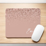 Girl Rose Gold - Rosa Glitzer Monogramm Mous Mousepad<br><div class="desc">Rose Gold - Schwarz Rosa Sparkle Glitzer Pinselmetall Monogram Name und Initial Mousepad (Mauspad). Das macht den perfekten 16 Geburtstag,  Hochzeit,  Brautparty,  Jubiläum,  Babydusche oder Junggeselinnen-Abschied Geschenk für jemanden,  der Lieben glamourösen Luxus und schicke Stile.</div>