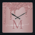 Girl Rose Gold Sparkle Glitzer Tropfen Monogram Quadratische Wanduhr<br><div class="desc">Girly Rose Gold Sparkle Glitzer Tropfen Monogram Wall Clock für Ihr Baby Zimmer mit Mode Imitate rot Rosa/Rose Gold Glitzer Tropfen auf einem schicken Hintergrund mit Ihrem eigenen Monogramm und Namen. Dieses niedliche Design ist leicht für Ihr Baby- oder Kleinkind-Schlafzimmer zu gestalten. Bitte kontaktieren Sie uns unter cedarandstring@gmail.com , wenn...</div>