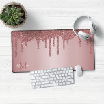 Girl Rose Gold Sparkle Glitzer Tropfen Monogram Schreibtischunterlage<br><div class="desc">Girly Rose Gold Sparkle Glitzer Tropfen Monogram Mouse Pad Desk Mat mit unseren trendigen Imitate Glitzer Tropfen in Rosa/Rose Gold. Bitte kontaktieren Sie uns unter cedarandstring@gmail.com ,  wenn Sie Hilfe beim Design oder den passenden Produkten benötigen.</div>