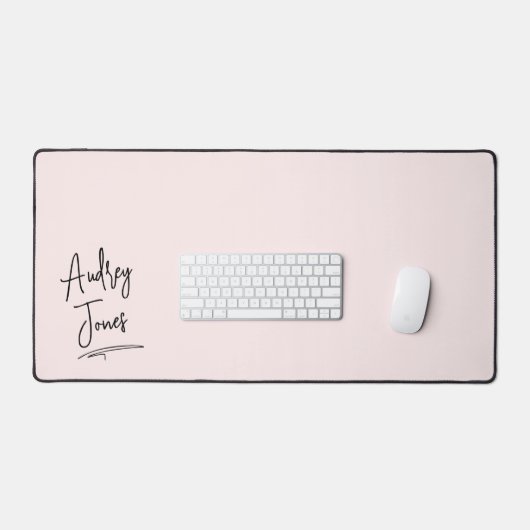 Girl Signature Script Monogram Pink Schreibtischunterlage (Tastatur & Maus)