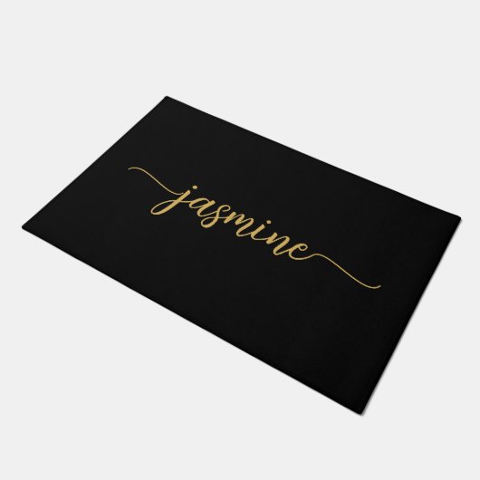 Girl Simple Black Gold Monogram Name Script Fußmatte (Schrägansicht)