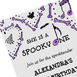 Girl Skull Spooky ein Halloween 1. Geburtstag Einladung<br><div class="desc">Girl Skull Spooky 1. Geburtstag Einladung : Dieses Halloween 1. Geburtstag Einladungen in lila und grau mit den Thesen niedliche Schädel (Skelett), Geist, Fledermaus, Spinnenkoblippen mit dem Text " Es ist mein Tag / Boothday auf der Rückseite, ist für kleine Mädchen (Kinder / Kinder). (ex: Sie ist eine Spooky. Begleiten...</div>