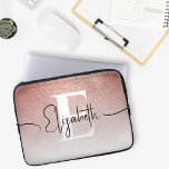 Girl Sparkle Rose Gold Glitzer White Mit Monogramm Laptopschutzhülle<br><div class="desc">Girly Glam on the Go mit unserem Sparkling Rose Gold Glitzer Monogram Laptop Sleeve! Mit unserem schicken Ärmel stellen Sie sicher, dass Ihr Laptop stilvoll reist. Das Design zeichnet sich durch einen fesselnden Übergang von Rose Gold Glitzer zu unberührtem Weiß aus und schafft einen glamourösen Hintergrund für Ihr personalisiertes Monogramm...</div>