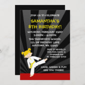 Girl Taekwondo Karate Yellow Belt Blonde Birthday Einladung (Vorne/Hinten)