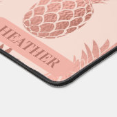 Girl Tropical Rose Goldenes Ananas Muster Schreibtischunterlage (Ecke)