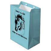 Girl Who Loves Horses Design Gift Bag Mittlere Geschenktüte (Rückseite Schrägansicht)