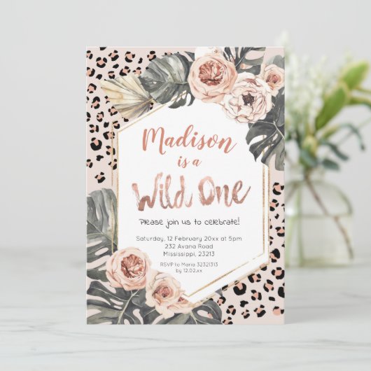 Girl Wild One Leopard Print Birthday Einladung (Stehend Vorderseite)