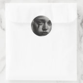 Girl with tears runder aufkleber (Tasche)
