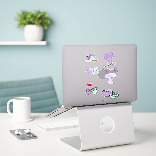 Girlie the frog sticker sheet (Laptop auf Schreibtisch)