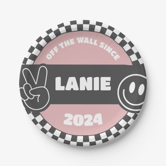 Girls' Checkered Skateboard Groovy Hippie Birthday Pappteller (Vorderseite)