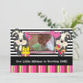 Girls Custom Little Stinker Skunk Birthday Einladu Einladung (Stehend Vorderseite)