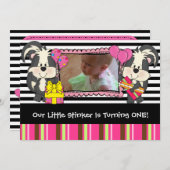 Girls Custom Little Stinker Skunk Birthday Einladu Einladung (Vorne/Hinten)