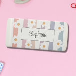 Girl's Daisy Radiergummi<br><div class="desc">Dieser niedliche Radiergummi mit weißen Farbtönen auf gestreiftem Hintergrund in Pastellfarben. Einfach mit Ihrem Namen anpassbar. Ideal für Zurück zur Schule oder als Geschenk.</div>