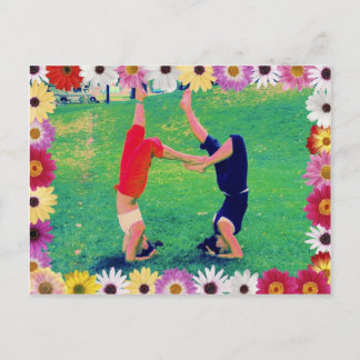 Girls Do Yoga Headständer Postkarte