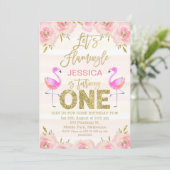 Girls floral flamingo Einladung zum ersten Geburts (Stehend Vorderseite)