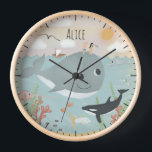 Girls Niedlich Ocean Whale Illustration Kinder Kin Uhr<br><div class="desc">Dieses niedliche und skurrile Kinderuhrdesign zeichnet sich durch eine hübsche Ozeanillustrierung aus,  mit Schwertfisch,  Krabben,  Killerwal (Orca),  Fisch und Algen,  und hat Platz,  um den Namen Ihres Mädchens in einem handgeschriebenen Schriftart hinzuzufügen. Die perfekte Ergänzung zum Kinderzimmer Ihres kleinen Hauses,  zum geschlechtsneutralen Baby oder als Geschenk für jeden Wal-Liebhaber.</div>