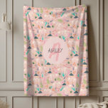 Girls Niedlich Science Dinosaur Fossil Monogram Ki Fleecedecke<br><div class="desc">Dieses niedliche personalisierte Kindervlies-Design zeichnet sich durch ein rosa Dinosaurier-Fossilienmuster aus,  mit Jurassischen Pflanze,  Dino-Skelettknochen und anderen archäologischen Illustrationen. Es gibt auch Platz für Sie,  um Ihre Mädchen Namen und Monogramm in whimsical Typografie hinzuzufügen. Das perfekte Dinosauriergeschenk für jede Geschichte,  Wissenschaft oder Dinosaurier-Liebhaber.</div>
