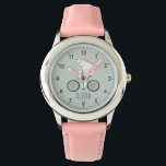 Girls Niedlich Whimsical Winter Polar Bären Bike Armbanduhr<br><div class="desc">Dieses einzigartige und niedliche Kinderdesign besticht durch einen niedlichen Eisbären auf einem Fahrrad-Cartoon und einen Platz,  um dem Mädchen den Namen hinzuzufügen. Mit einem neutralen grünen Hintergrund und einem skurrilen Wintermotiv ist diese hübsche Uhr ein wunderbares Weihnachtsgeschenk für ein leidenschaftliches Kind!</div>