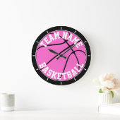 Girls Pink Basketball Custom Team Name or Text Große Wanduhr (Zuhause)