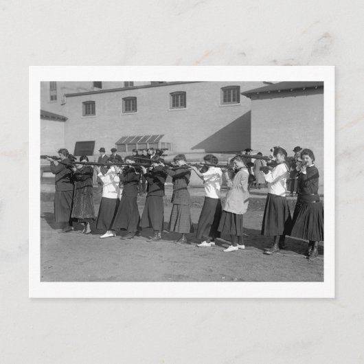 Girls Rifle Team, 1916 Postkarte (Vorderseite)