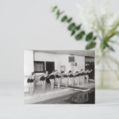 Girls Swim Team, 1930 Postkarte (Stehend Vorderseite)