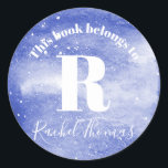 Girls 'This Book gehört' Galaxy & Name Buchzeichen Runder Aufkleber<br><div class="desc">Dieses wunderschöne und mädchenhafte Set "dieses Buch gehört" Buchzeichen Aufkleber mit einer eleganten Aquarellgalaxie. Dieses wunderschöne Design des Nachthimmels bietet auch einen Platz,  wo Sie Ihren Mädchennamen und ein Monogramm hinzufügen können. Der perfekte Platz zum Thema,  zusätzlich zu den Schulmaterialien Ihres Kleinen.</div>