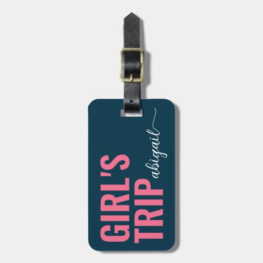 Girl's Trip Blue Pink Calligrafy Monogram Gepäckanhänger (Vorderseite vertikal)