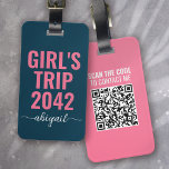 Girl's Trip Blue Pink Calligraphy QR Code Gepäckanhänger<br><div class="desc">Mit diesem personalisierten Design,  das sich perfekt für Reisende eignet,  können Sie Ihr Gepäck auftanken. Legen Sie Ihre Handynummer in das Personalisierungsfeld,  um den QR-Code zu aktivieren. Wenn jemand scannt den Code wird es einen Text zu erzeugen,  Recht auf Ihr Telefon!</div>