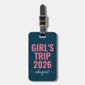 Girl's Trip Blue Pink Calligraphy QR Code Gepäckanhänger (Vorderseite vertikal)
