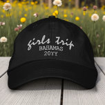 Girls Trip Moderne Script Typografie Personalisier Bestickte Baseballkappe<br><div class="desc">Girls Trip Modern Script Typografie Personalisiert Custom Sticked Baseball Cap bietet die einfache moderne bestickte Text "Girls Trip" mit Ihrem personalisierten Standort und Datum oder Jahr. Ideal für Ihre nächste Mädchenreise. Erstellt von Evco Studio www.zazzle.com/store/evcostudio</div>