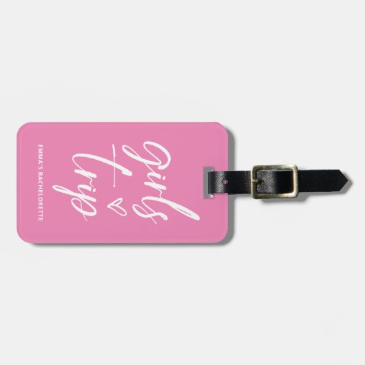 Girls Trip | Trendy Script auf Pink und QR Code Gepäckanhänger (Vorderseite horizontal)