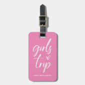 Girls Trip | Trendy Script auf Pink und QR Code Gepäckanhänger (Vorderseite vertikal)