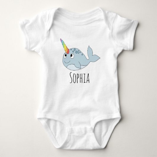 Girls Whimsical Rainbow Narwhal Cartoon und Name Baby Strampler (Vorderseite)
