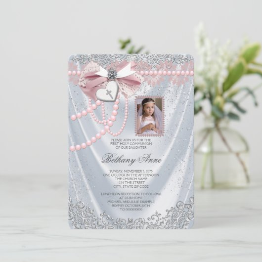 Girls White Satin Foto Erste Kommune Einladung (Stehend Vorderseite)