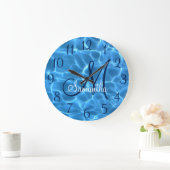 Girly Aqua Blue Schwimmbad Foto Monogram Große Wanduhr (Zuhause)